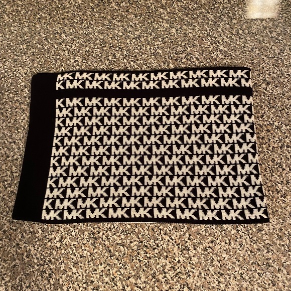 Women’s Winter Beanies and Scarf - Picture 5 of 5